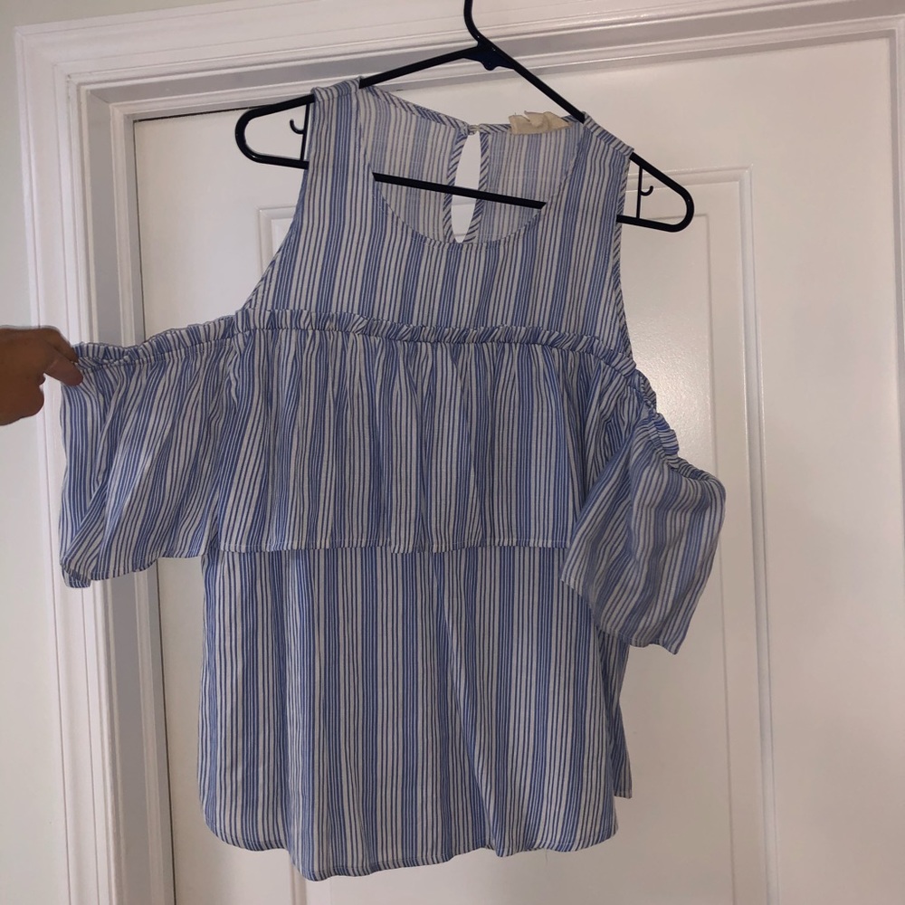 Shoulder cut out shirt